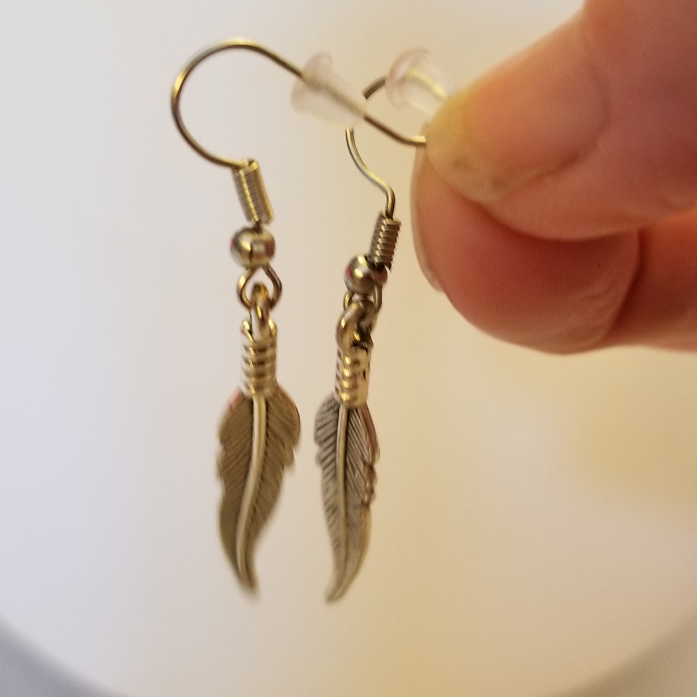 NWT Feather Dangle Pewter SLP Pierced Earrings 1" - Picture 6 of 7